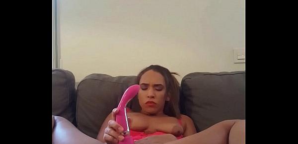  Puta culona jovencita con tacones se abre el culo con plug anal y se corre con vibrador Briana Banderas